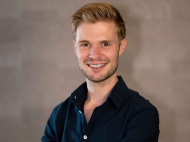 Mark provisioned portret card